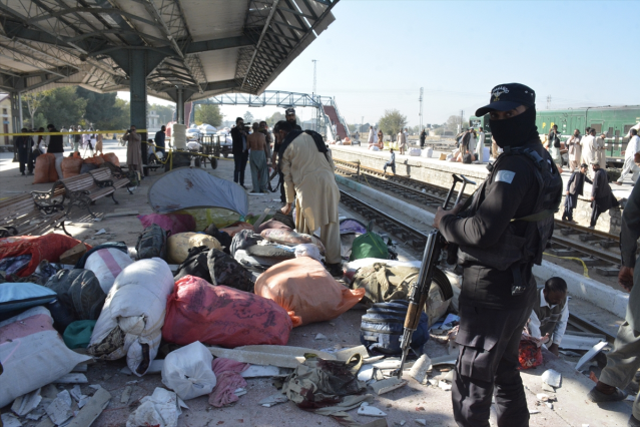 Pakistan'da tren istasyonuna bombalı saldırı: En az 26 ölü, 46 yaralı