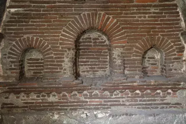 Enkaz Altında Yeni Yapı Bulundu, Merak Uyandırdı