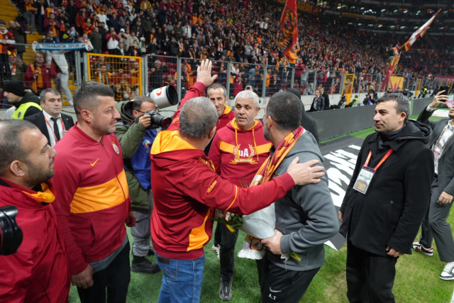 Arda Turan'ın RAMS Park'ta Galatasaray atkısı takması tepki çekti