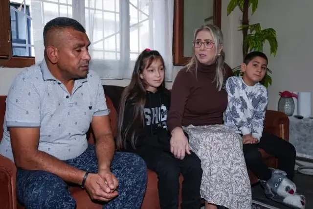 Çocuklarına yemek hazırladığı görüntüler gündem olan baba, sigortalı iş bulunca gözyaşlarını tutamadı