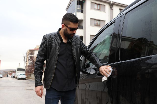Gözlüklerinden kurtulmak isterken hayatı karardı