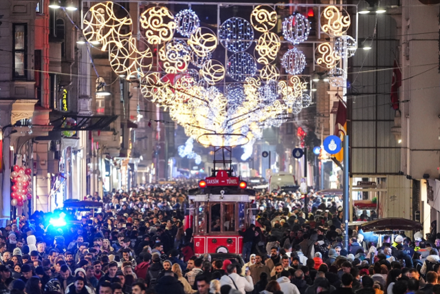 Yeni yıl kutlamaları için Taksim'de yoğunluk