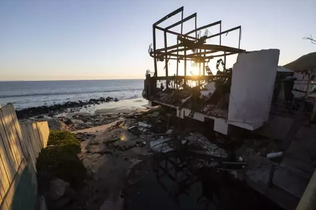 Los Angeles'taki yangınlarda 40 yılın en büyük yıkımı yaşandı
