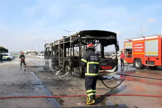 Otobüs seyir halindeyken alev topuna döndü, geriye sadece iskeleti kaldı