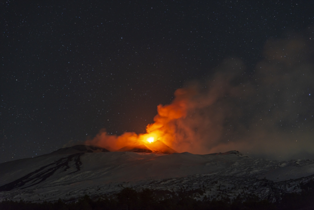 İtalya'da Etna Yanardağı kül ve lav püskürttü