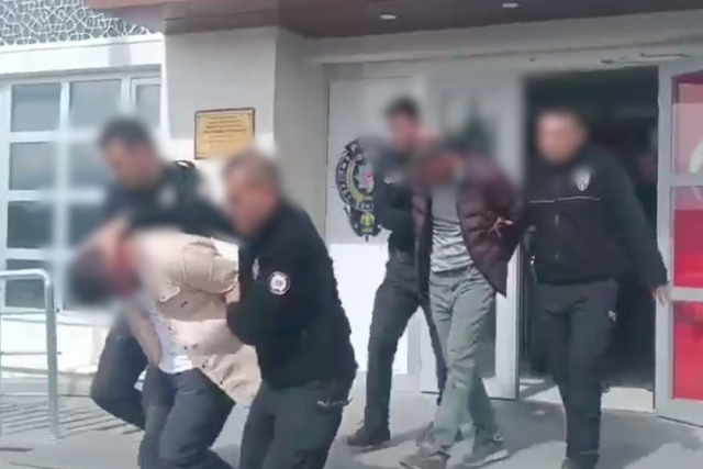 Kadını sokak ortasında önce taciz edip sonra darp ettiler