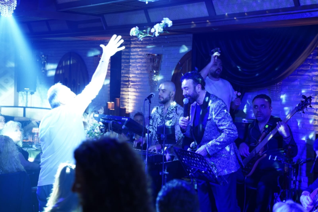 Burçin Bildik sahnelere geri döndü; Aydan Şener sirtaki show yaptı