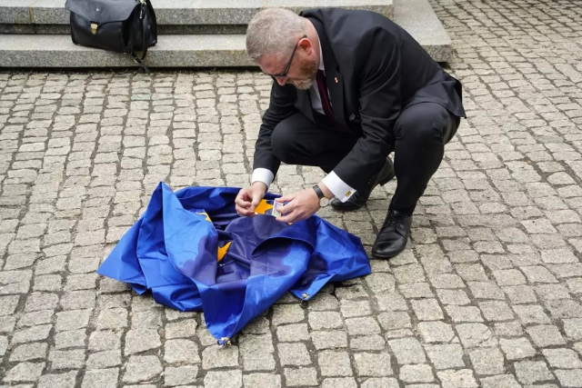 Polonya'da cumhurbaşkanı adayından ilginç protesto! AB bayrağıyla ayaklarını sildi