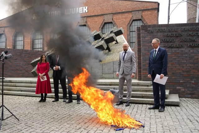 Polonya'da cumhurbaşkanı adayından ilginç protesto! AB bayrağıyla ayaklarını sildi