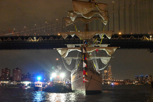 Meksika donanmasına ait gemi Brooklyn Köprüsüne çarptı