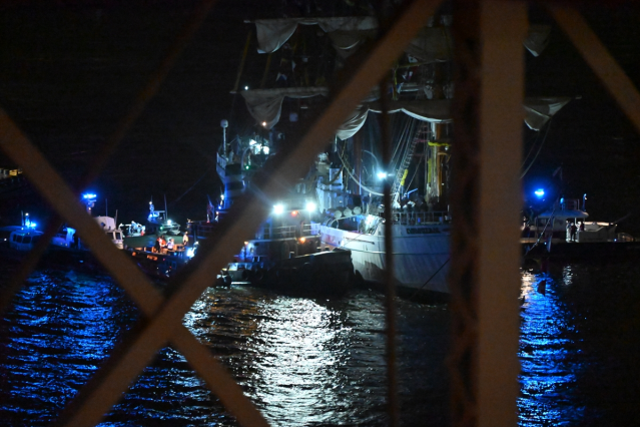 Meksika donanmasına ait gemi Brooklyn Köprüsüne çarptı