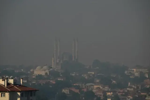 Komşumuz da alevlerle savaşıyor! Dumanlar Edirne'ye ulaştı