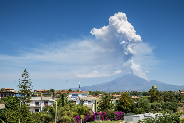 Etna Yanardağı güçlü şekilde kül ve lav püskürttü
