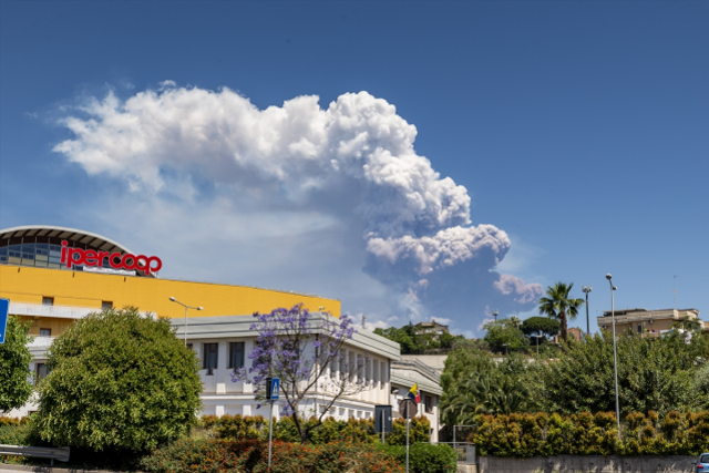 Etna Yanardağı güçlü şekilde kül ve lav püskürttü