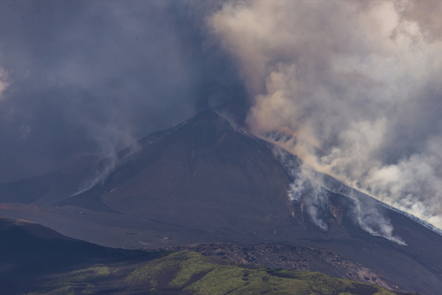 Etna Yanardağı güçlü şekilde kül ve lav püskürttü