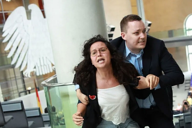 Alman Meclisi'nde Filistin Protestosu Gerilim Yarattı