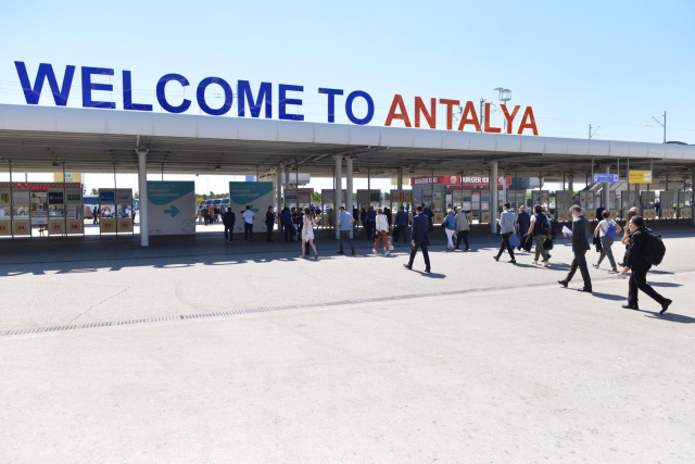 Bakan Ersoy'un açıklamasıyla Antalya son 5 yılın temmuz ayı rekorunu kırdı