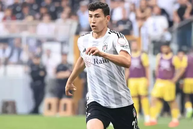 Beşiktaş'ta Yaprak Dökümü Devam Ediyor