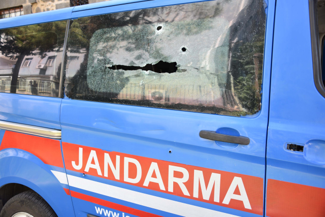 Jandarma aracındaki 2 kuzen, silahlı saldırıda yaralandı