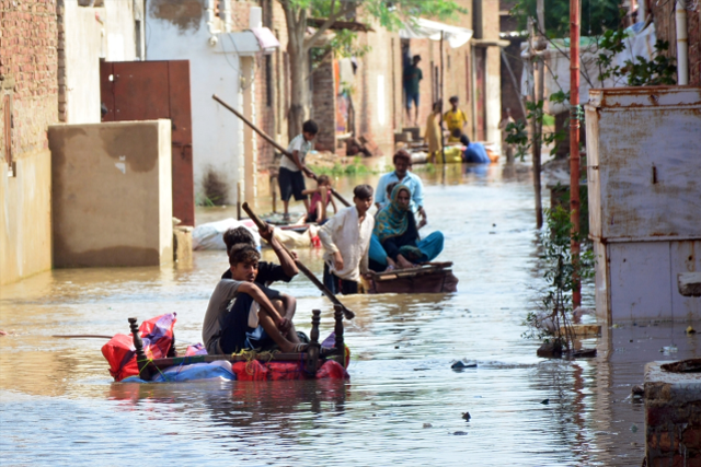 Hindistan barajlardaki fazla suyu boşalttı, Pakistan'da sel meydana geldi: 22 ölü