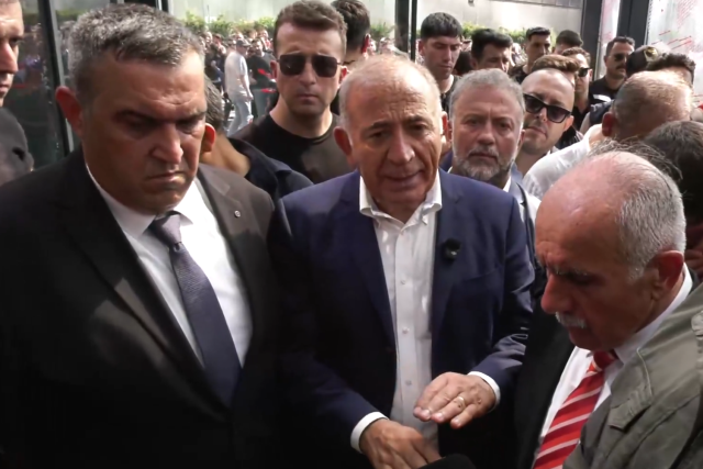 Gürsel Tekin, protestolar sürerken CHP İl Başkanlığı binasına girdi