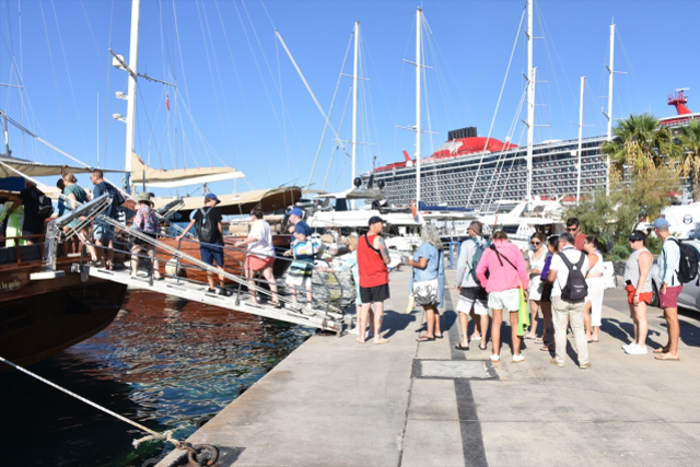 Dev gemi Bodrum'a demir attı, yüzlerce turist sel oldu ilçeye aktı