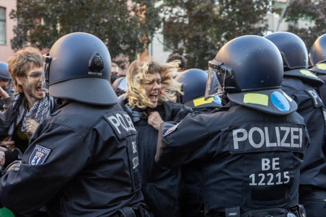 Almanya'da Filistin için 100 bin kişilik dev yürüyüş! Polisin müdahalesi sert oldu