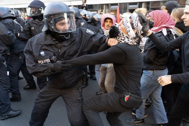 Almanya'da Filistin için 100 bin kişilik dev yürüyüş! Polisin müdahalesi sert oldu