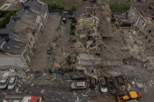 Ülkenin başkenti 12 saatlik saldırıda harabeye döndü! Görüntüler korkunç