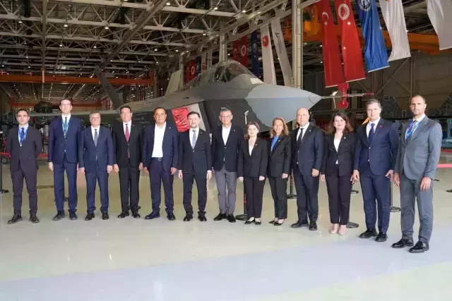 Son günlerin en çok tartışmalı konusu! Özgür Özel'den dikkat çeken KAAN hamlesi