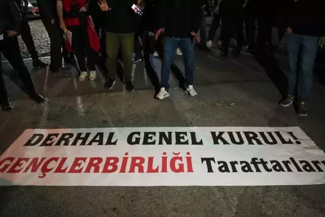 Süper Lig ekibi karıştı! Taraftarlar tesisi bastı