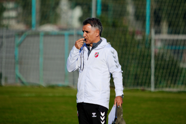 Hem teknik direktör hem de beden eğitimi öğretmeni! İnternetten izleyip futbolcu buluyor