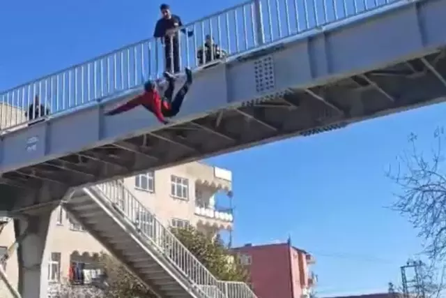 Üstgeçitte tehlikeli anlar: İntihar girişimi itfaiye sayesinde önlendi