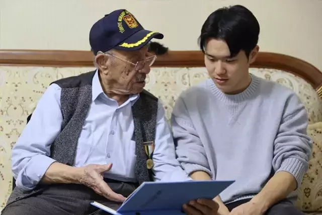 Süper Lig'in Güney Koreli futbolcusundan 96 yaşındaki Kore gazisine sürpriz ziyaret