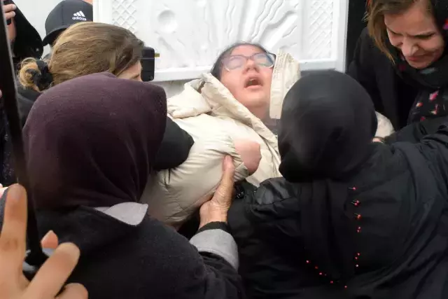 Ayrılmak isteyen kız arkadaşını otomobilde boğup, teslim oldu