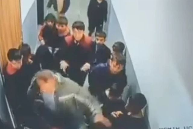 Veli, okul koridorunda çocuğa şiddet uyguladı