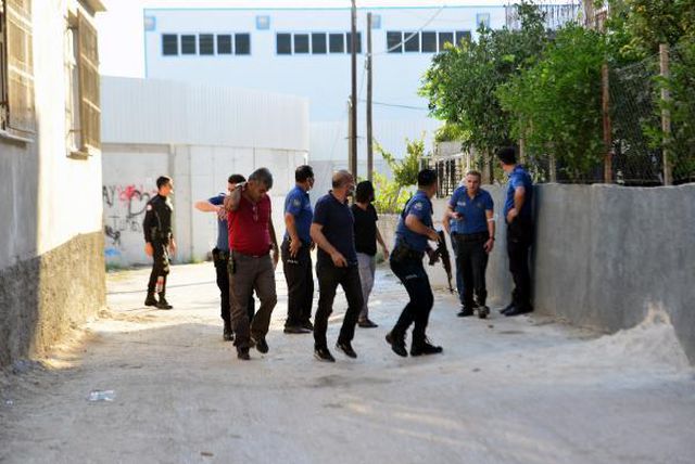 Adana'da nefes kesen operasyon! Babasını bıçakla kovaladı, anne ve ablası dahil 6 kişiyi rehin aldı