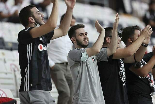 Taraftarlar uzun bir aranın ardından takımlarına kavuştu! Tribünlerdeki renkli anlar objektiflere yansıdı