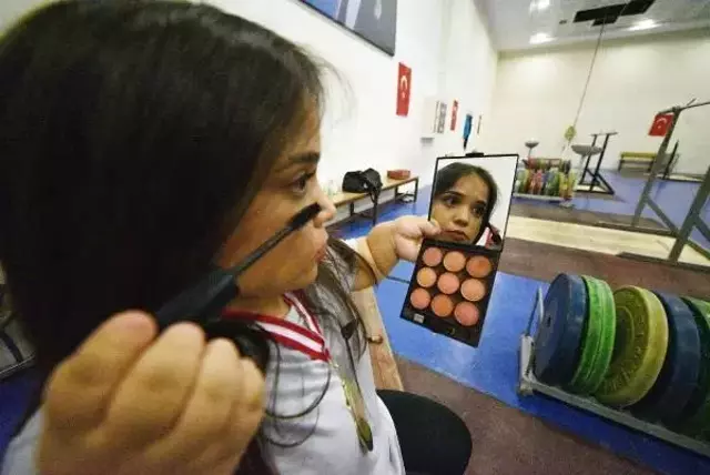 Kollarını güçlendirmek için başladığı halterde şampiyon oldu