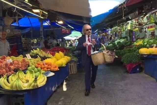 Takım elbiseli ve kravatlı simitçi taleplere yetişemiyor