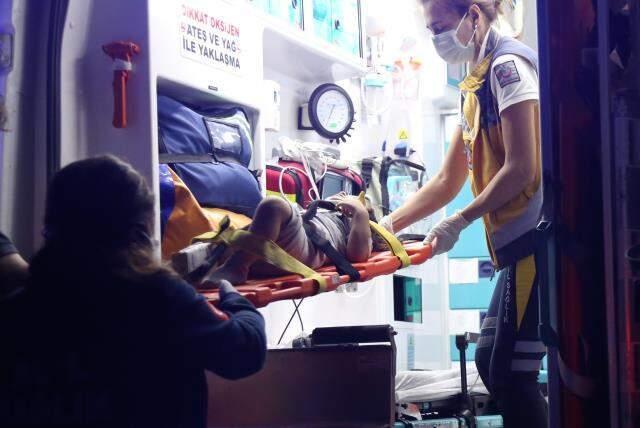 Gece yarısı feci kaza! Park halindeki tankere çarpan araçtaki çocuk camdan yola fırladı