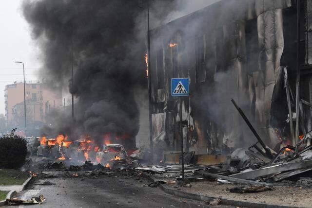 İtalya'da özel uçak bir binanın üzerine düştü: 1'i çocuk 8 kişi yaşamını yitirdi