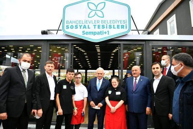 Binali Yıldırım'dan öğrencinin yönelttiği 'Ne iş yapıyorsunuz?' sorusuna güldüren yanıt: İş arıyorum