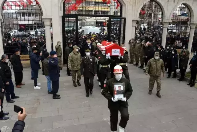 Şehit teğmenin cenaze namazını ağabeyi kıldırdı