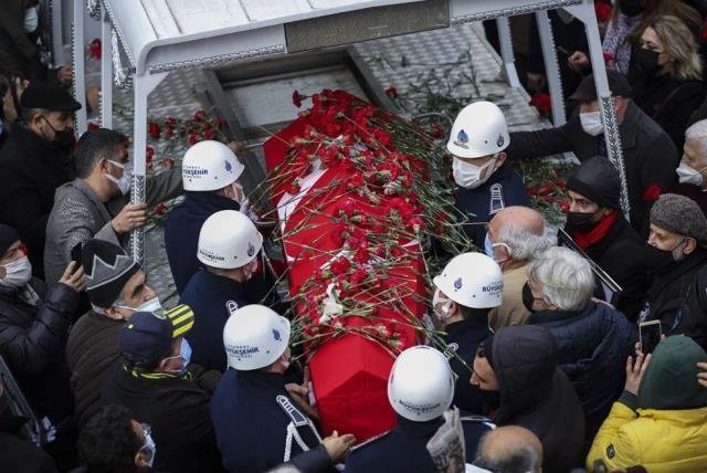 Ediz Hun'un zor anları! Gözyaşları içinde yakın dostu Fatma Girik'in tabutunu öptü