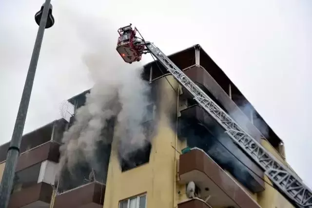 Eşiyle tartışınca evi yaktı; çiftin yakınları birbirlerine saldırdı