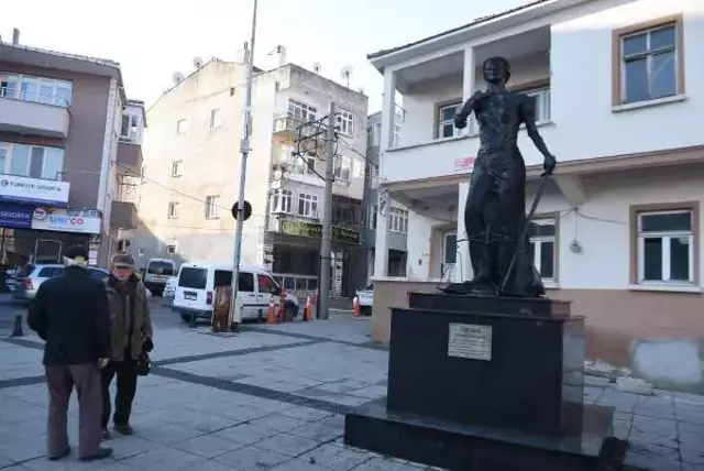 Edirne'de Adalet Anıtı'nı ateşe verdiler! O anlar kamerada