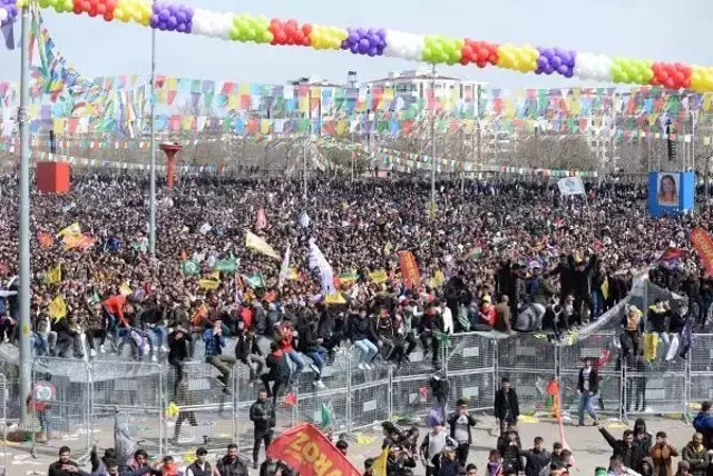 DİYARBAKIR'DA HDP'NİN NEVRUZ ETKİNLİĞİ; PKK LEHİNE SLOGAN ATANLARA GÖZALTI
