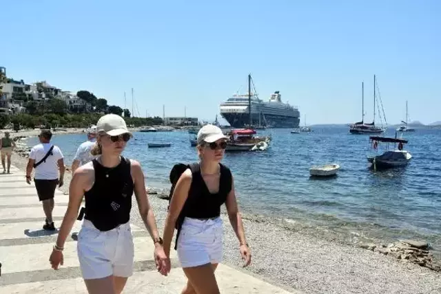 Havalar ısındı, yerli ve yabancı turist plaja akın etti