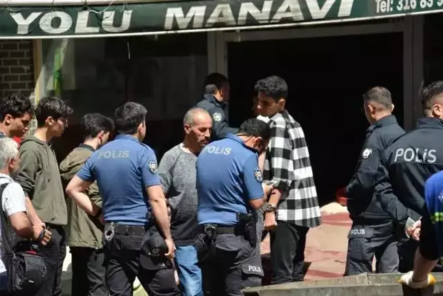 Kaldırım işgali uyarısına sinirlenen manav, kilolarca meyve ve sebzeyi gözünü kırpmadan yola döktü